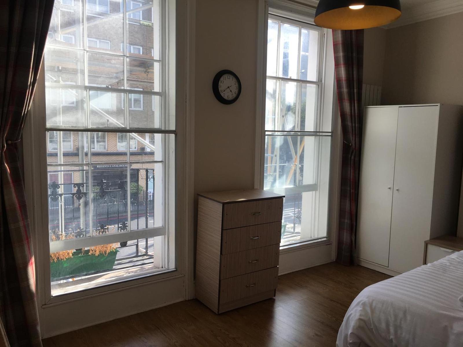 Guest house Kingdom Holiday - 709 Commercial Road London