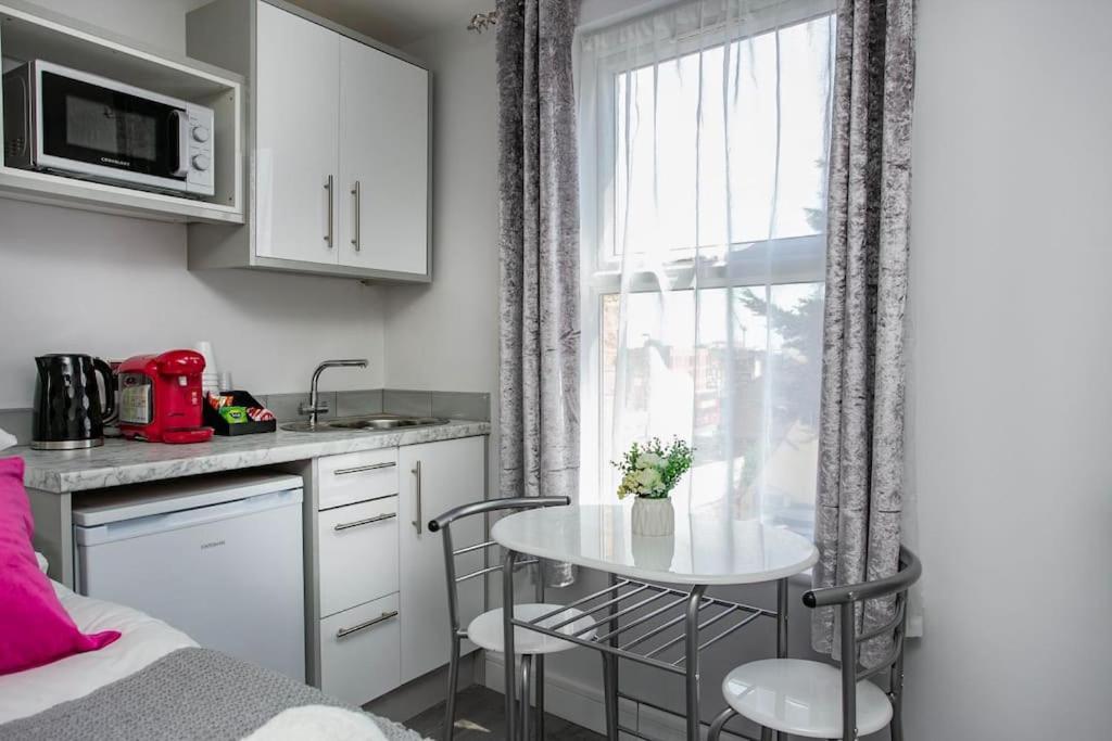 Cosy Flamingo In Sydenham Apartment *