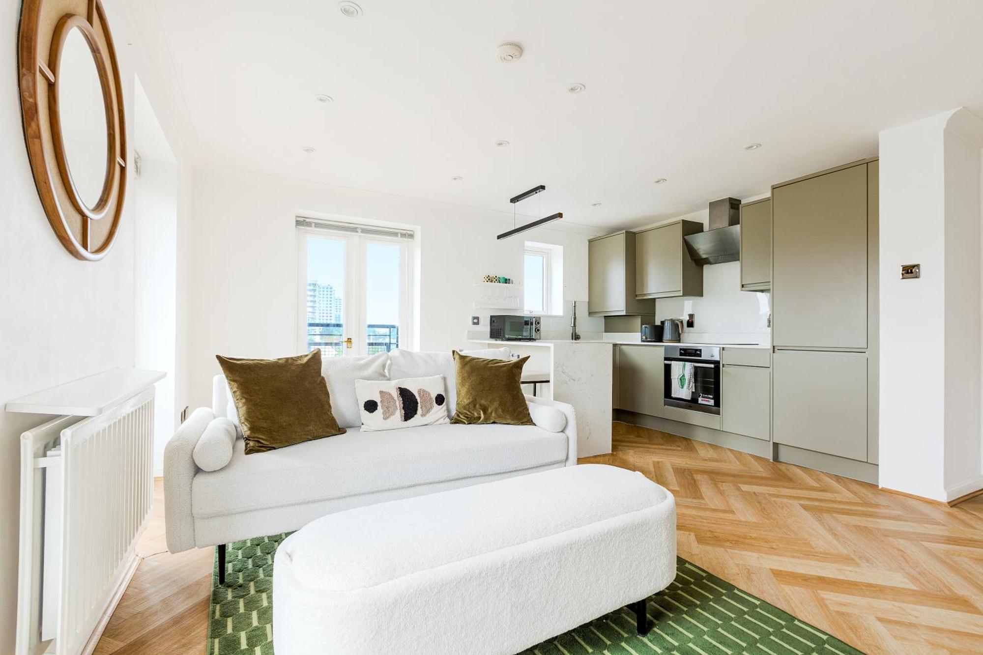 Bright New 2br Flat With Balcony Near Excel * London