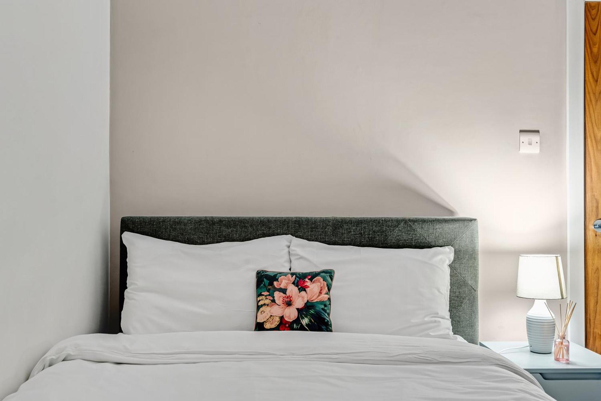 Oxford Circus - 20Min Tube ,1Gb Fibre Wifi, 2Min To Tube & Heathrow, Free Snacks & Toiletries, 2 New Smart Tvs & Sofabed Apartment