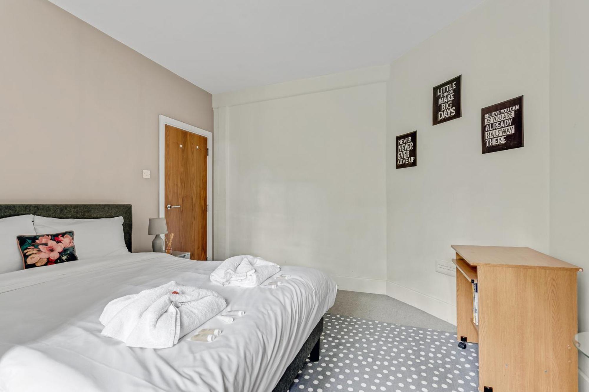 Oxford Circus - 20Min Tube ,1Gb Fibre Wifi, 2Min To Tube & Heathrow, Free Snacks & Toiletries, 2 New Smart Tvs & Sofabed London