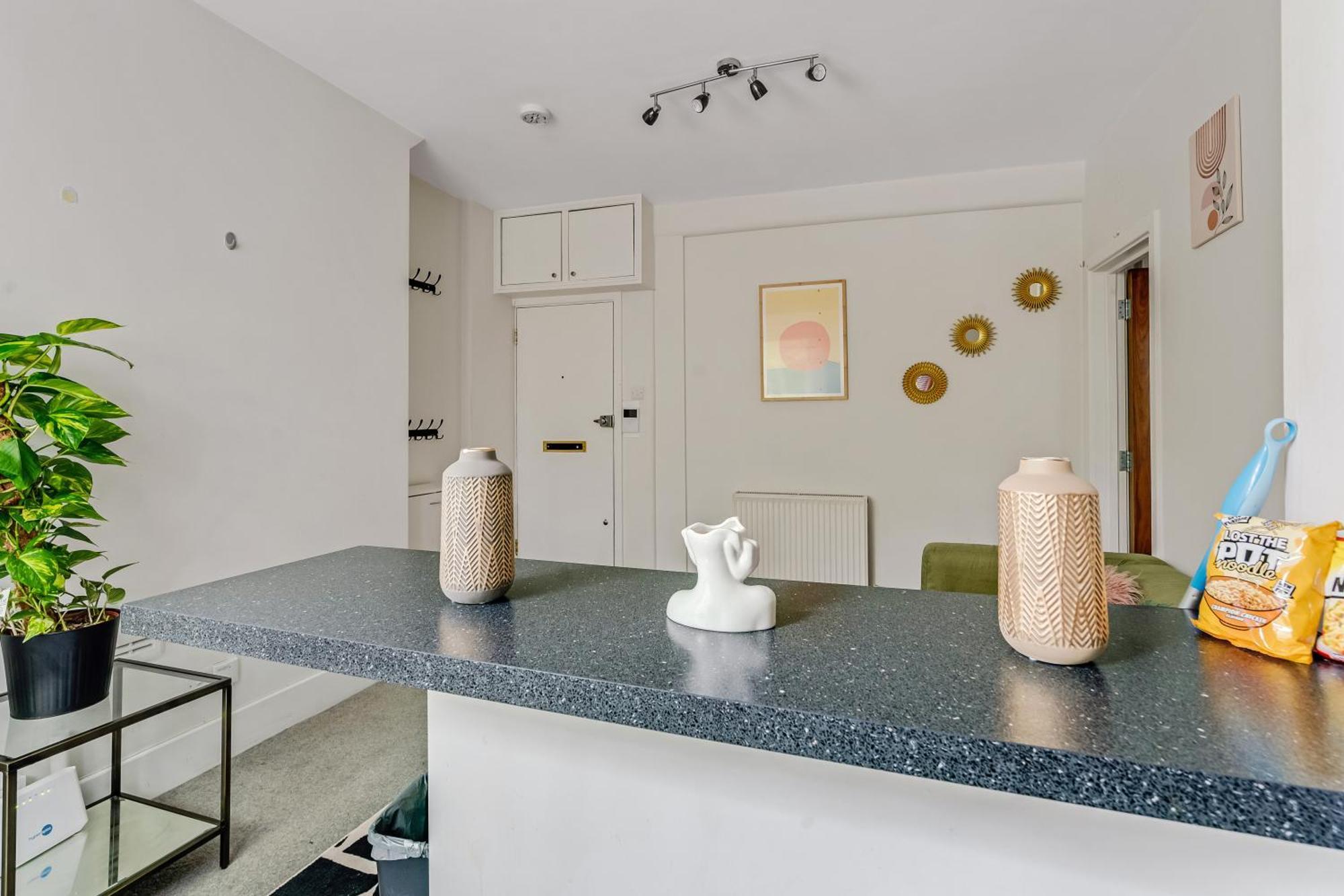 Oxford Circus - 20Min Tube ,1Gb Fibre Wifi, 2Min To Tube & Heathrow, Free Snacks & Toiletries, 2 New Smart Tvs & Sofabed *
