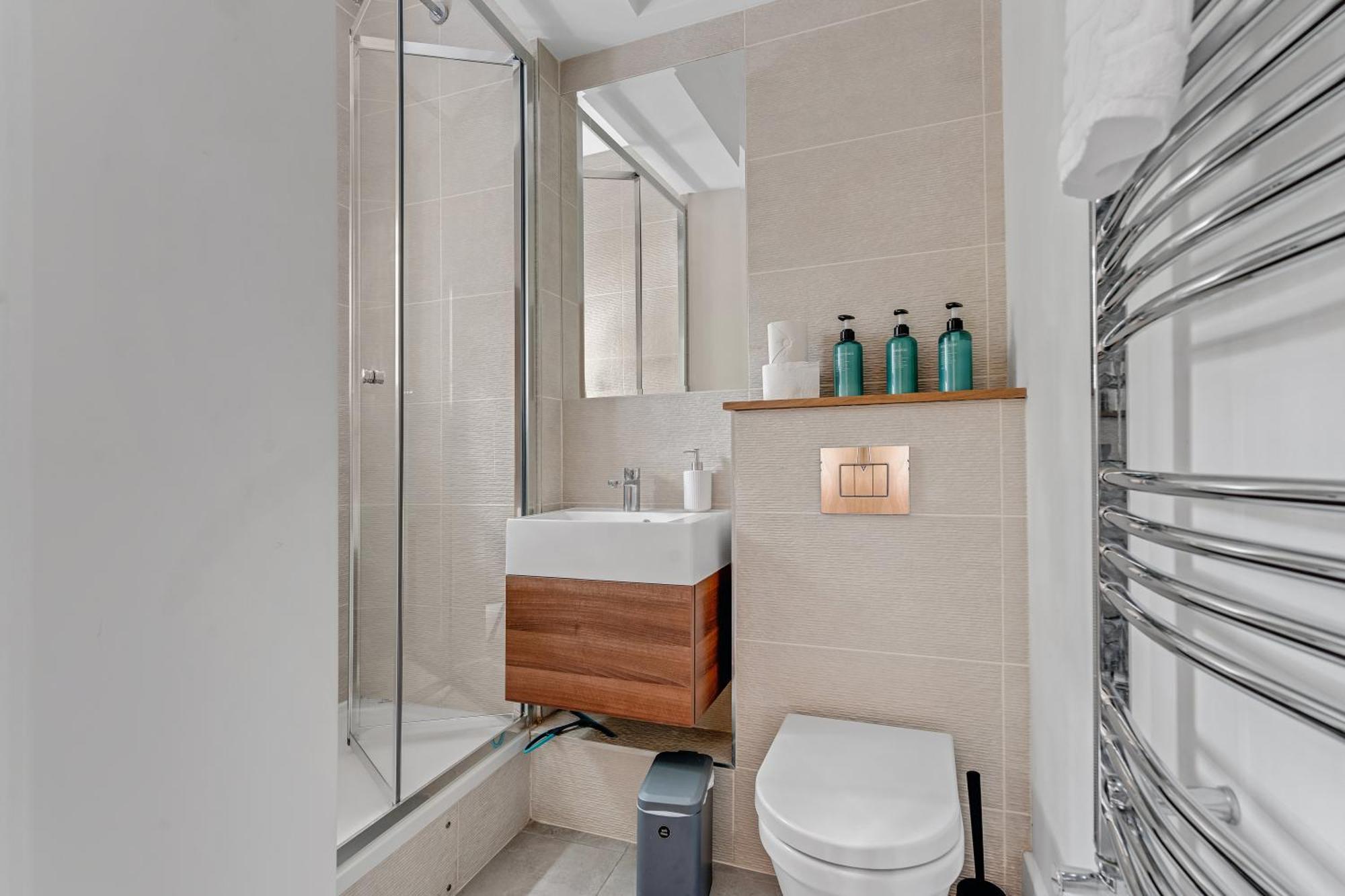Oxford Circus - 20Min Tube ,1Gb Fibre Wifi, 2Min To Tube & Heathrow, Free Snacks & Toiletries, 2 New Smart Tvs & Sofabed