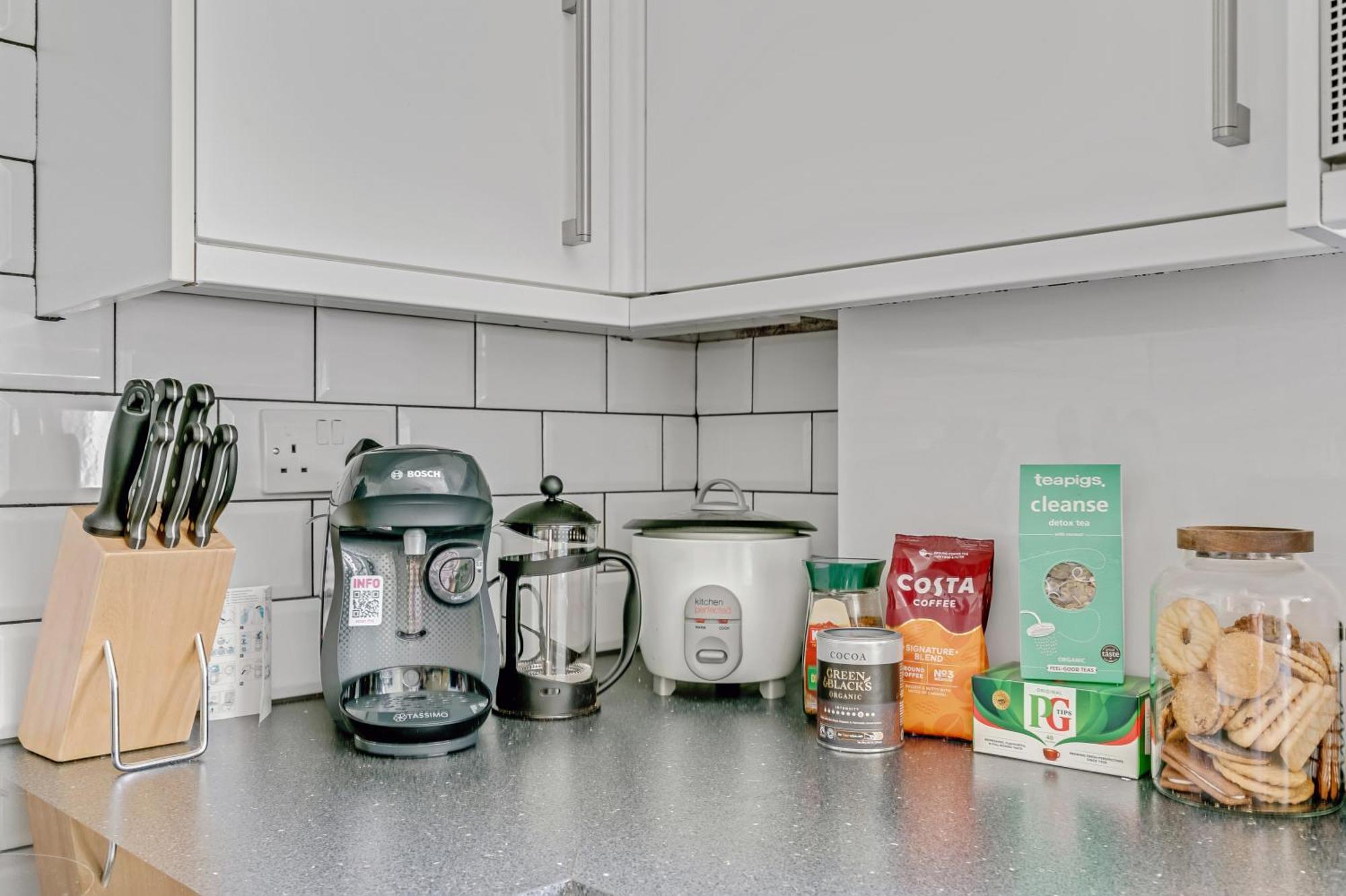 Oxford Circus - 20Min Tube ,1Gb Fibre Wifi, 2Min To Tube & Heathrow, Free Snacks & Toiletries, 2 New Smart Tvs & Sofabed * London