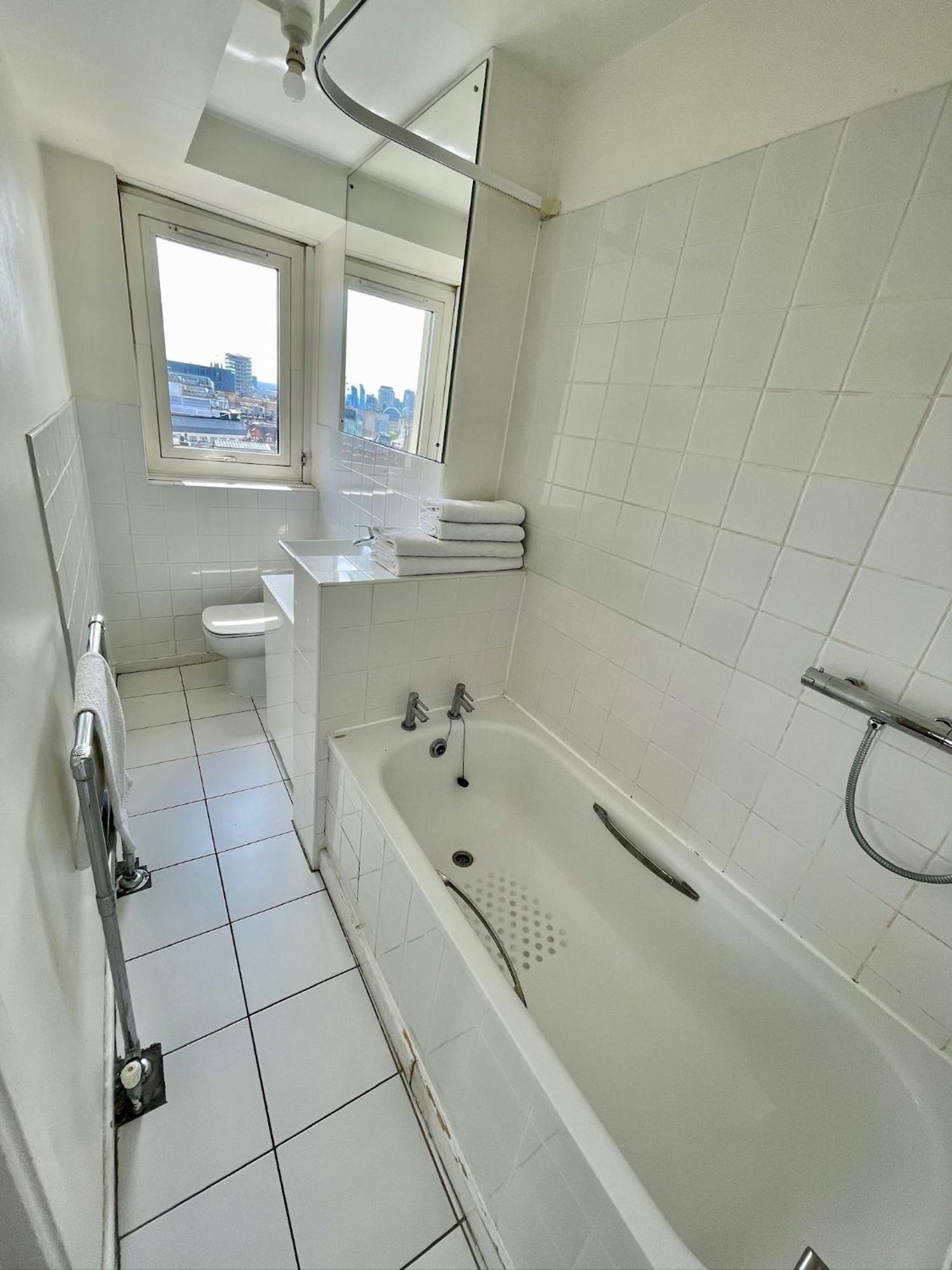 Apartment Bright 2-bedroom In Soho High-rise With Skyline Views