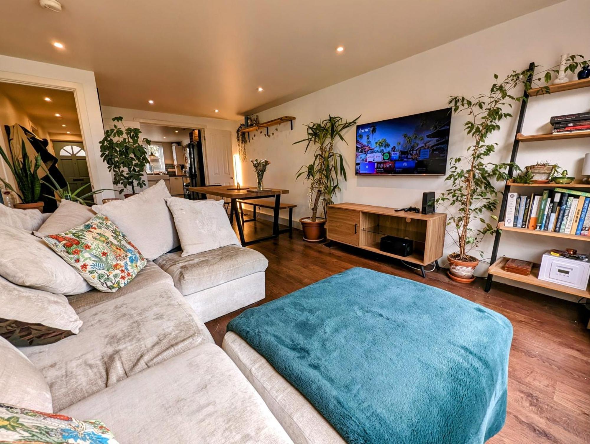Apartment Modern Well Presented With Garden