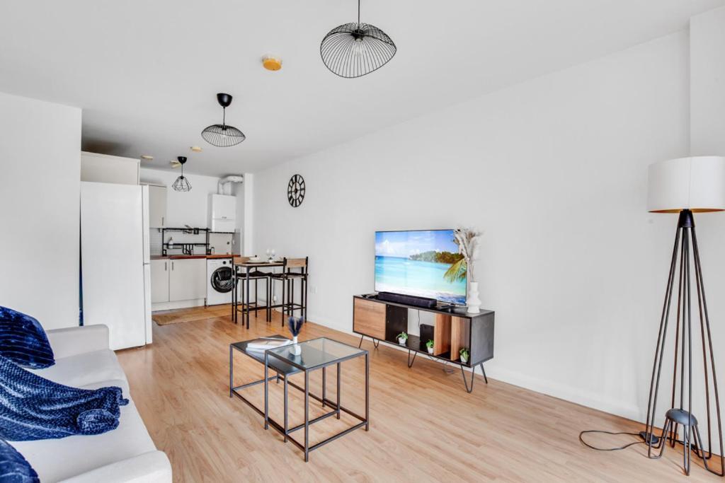 Graceful - Self Contained Spacious 2 Bed Stratford Apartment