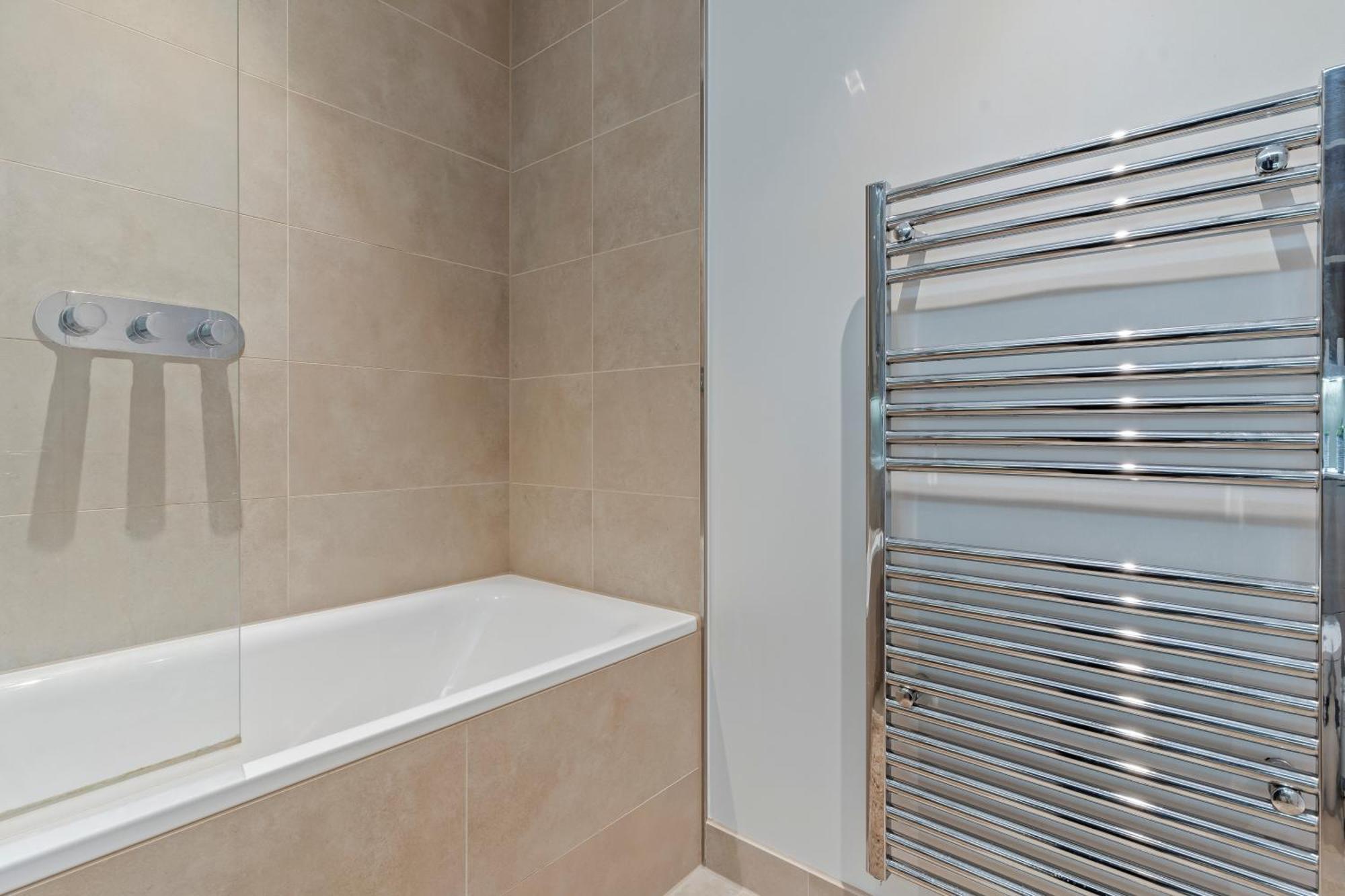 Elegant 2 Bed Within Many Attractions