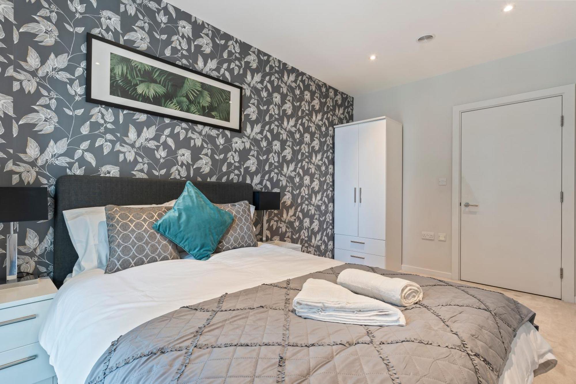 Elegant 2 Bed Within Many Attractions *