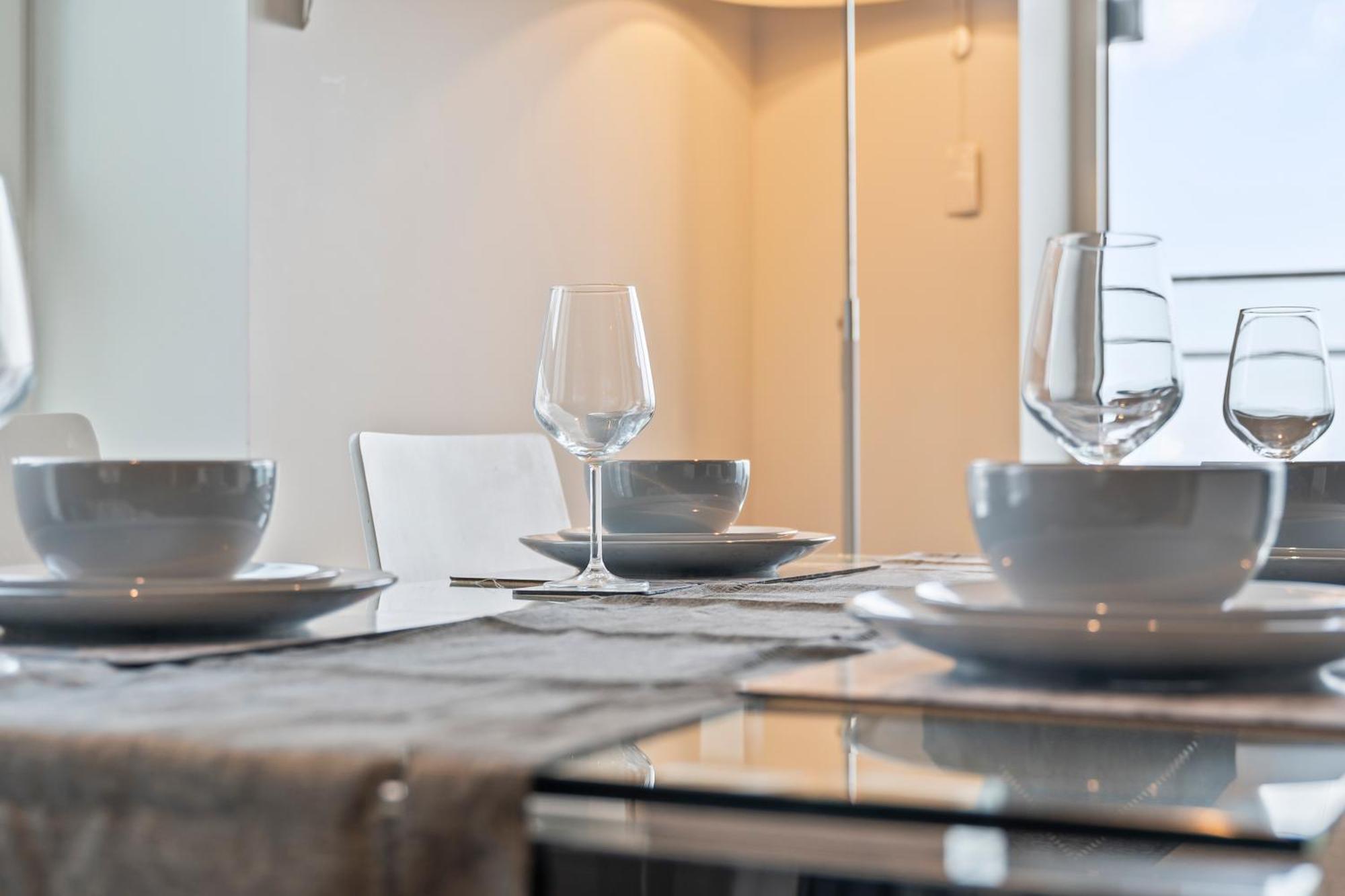 Elegant 2 Bed Within Many Attractions *