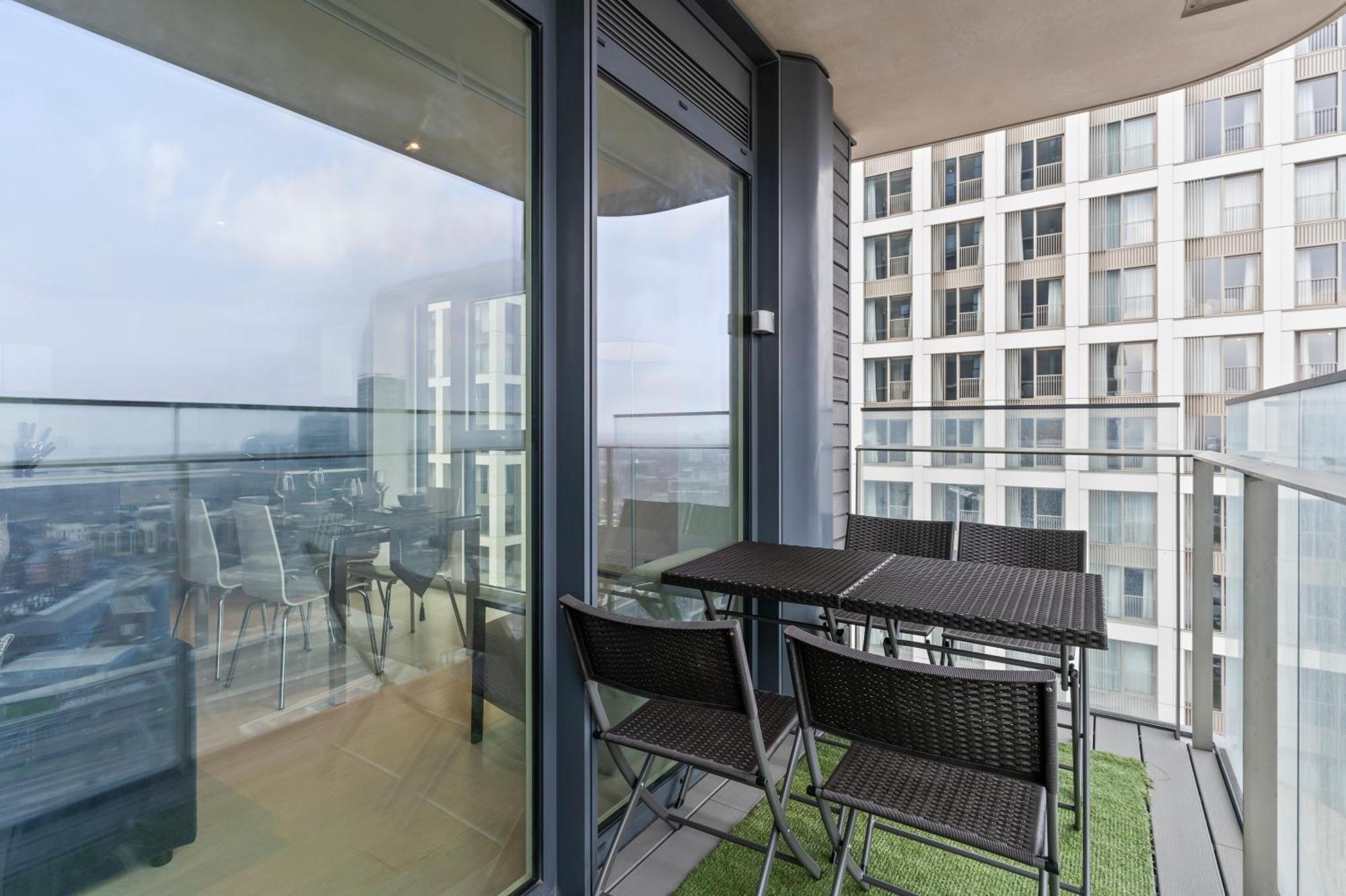 Elegant 2 Bed Within Many Attractions *