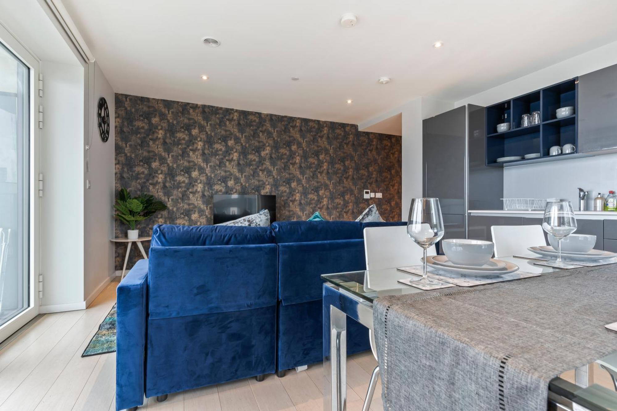 Elegant 2 Bed Within Many Attractions Apartment