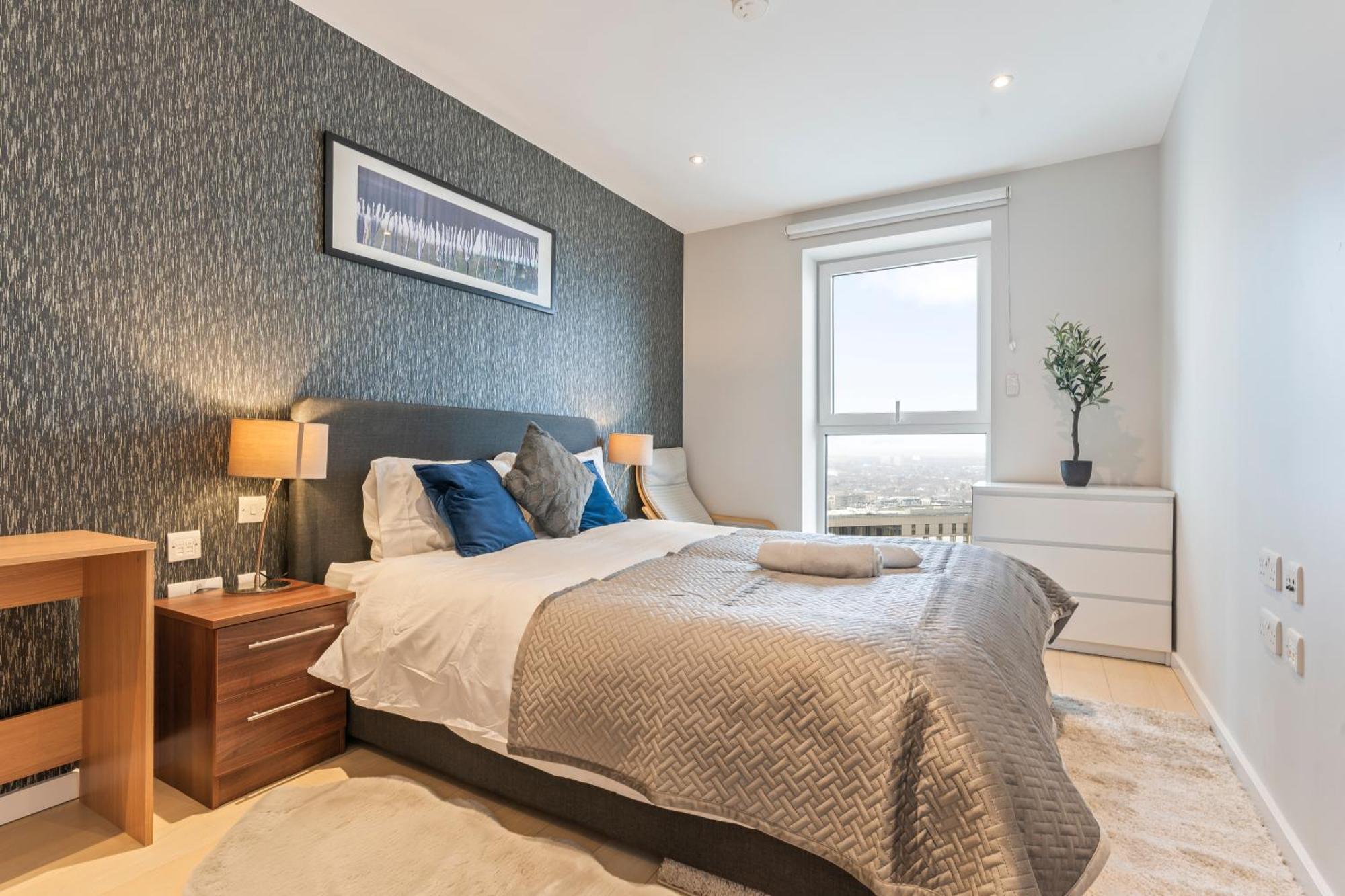 Elegant 2 Bed Within Many Attractions Apartment *