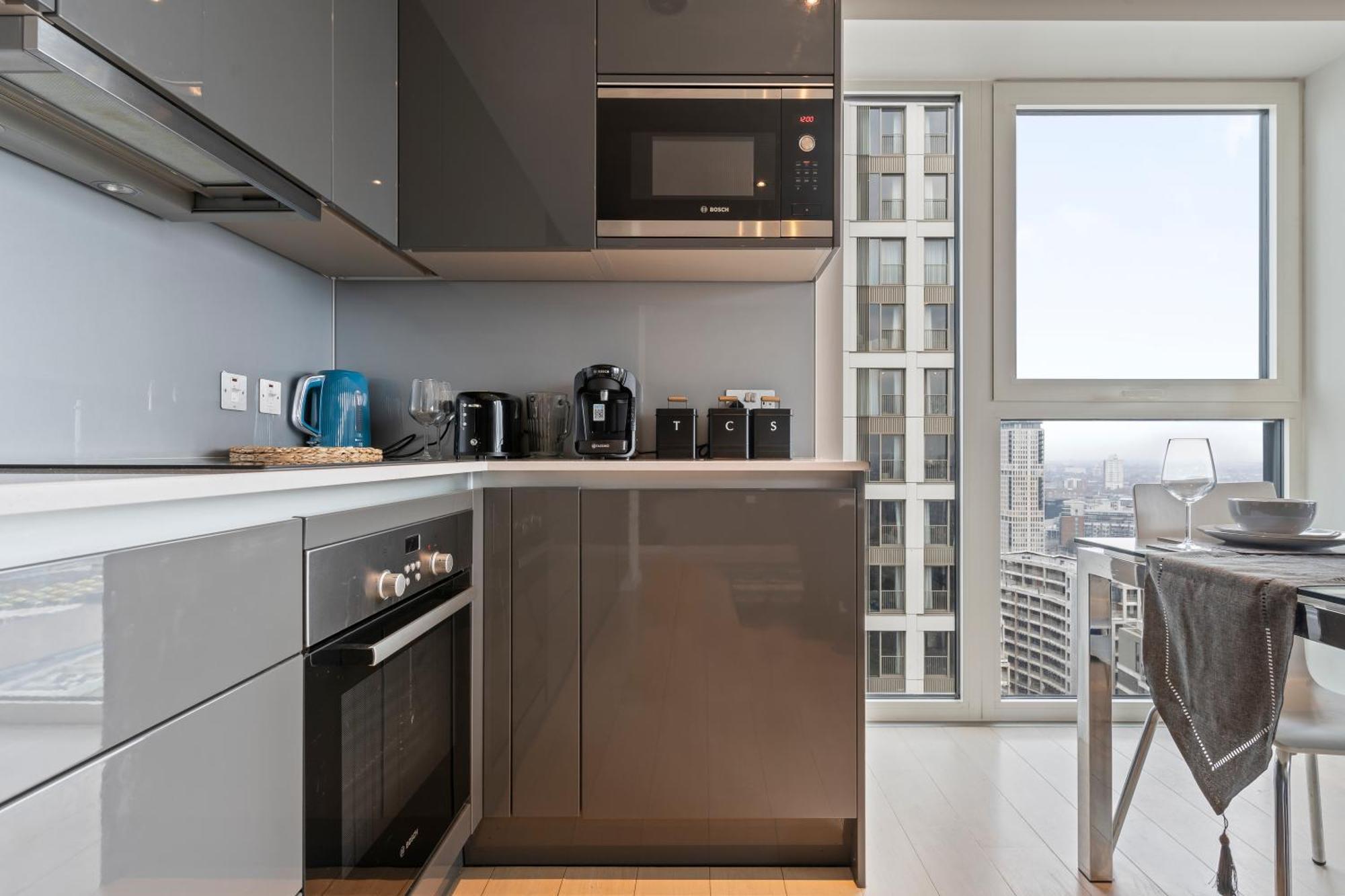 Elegant 2 Bed Within Many Attractions Apartment
