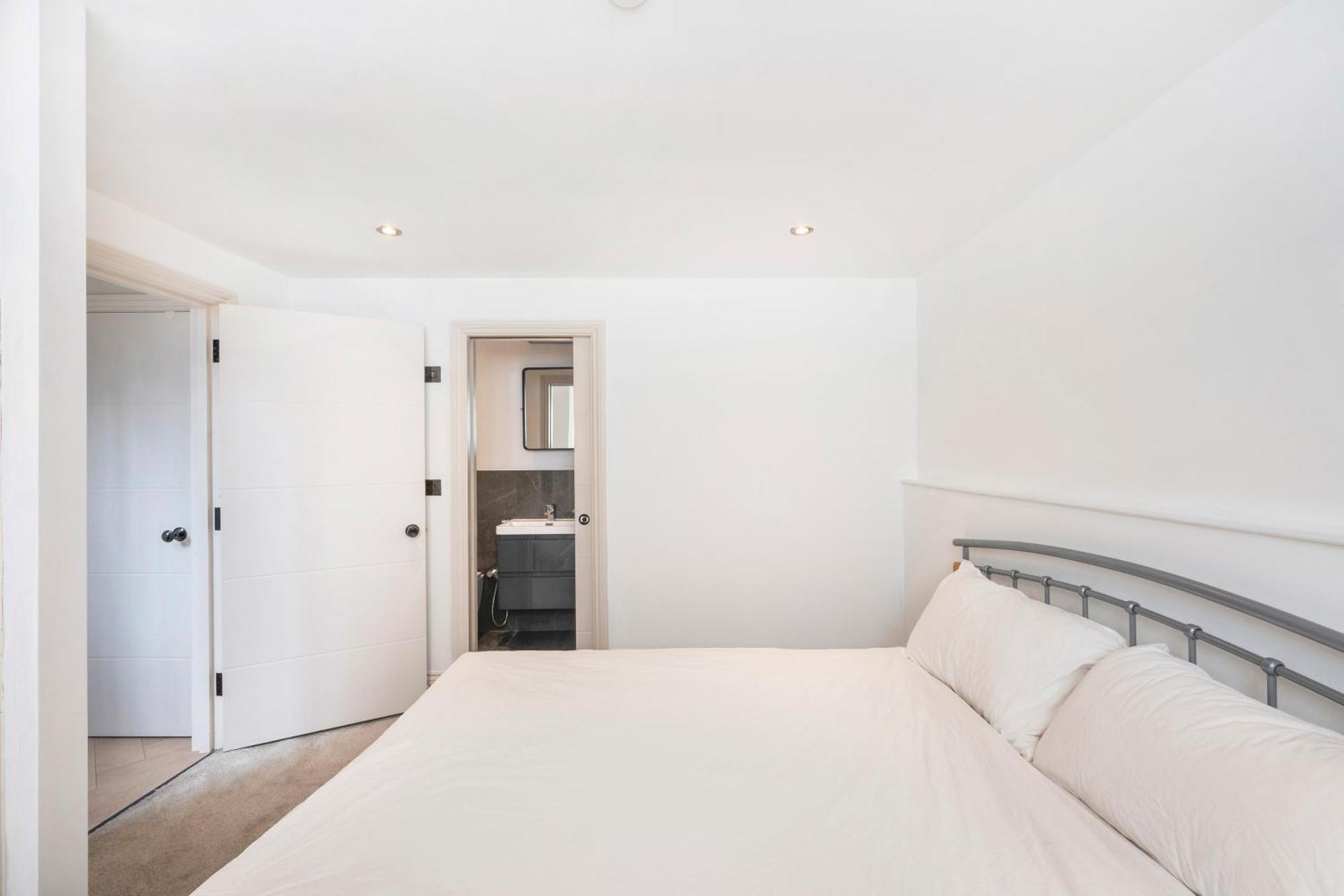 Apartment Perfect For 6 - 2 Bedroom 2 Bathroom By The Famous Hammersmith Riverside *