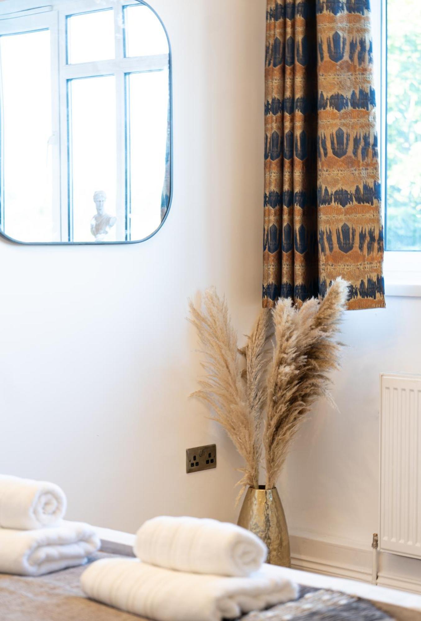Boutique And Stylish 4 Bed In Holiday home