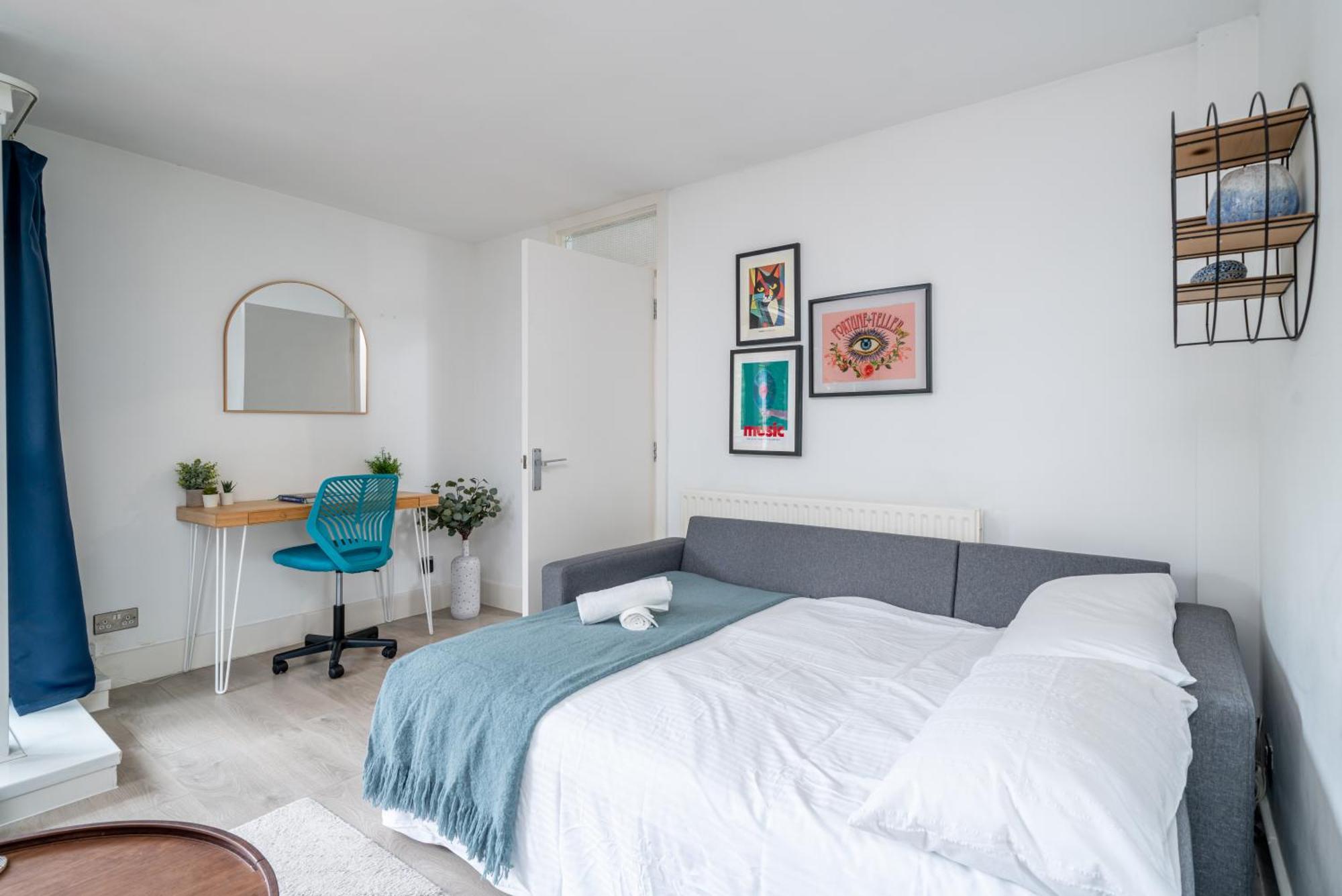 Modern & Spacious Canary Wharf Apartment, Prime Location, Balcony, Near O2, Excel, Airport & Greenwich London