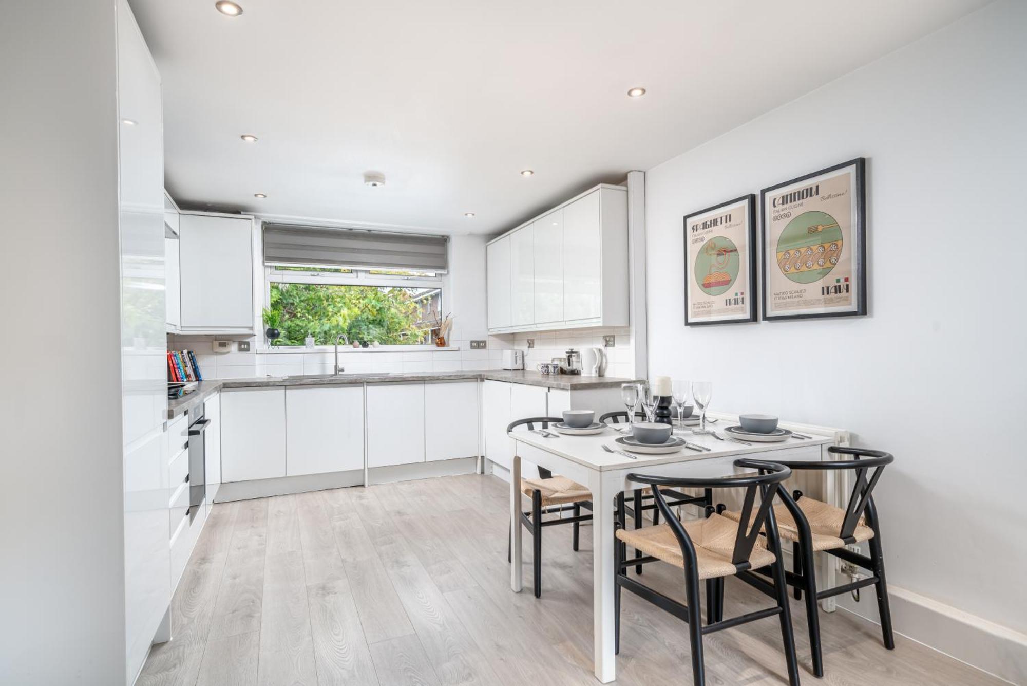 Modern & Spacious Canary Wharf Apartment, Prime Location, Balcony, Near O2, Excel, Airport & Greenwich Apartment