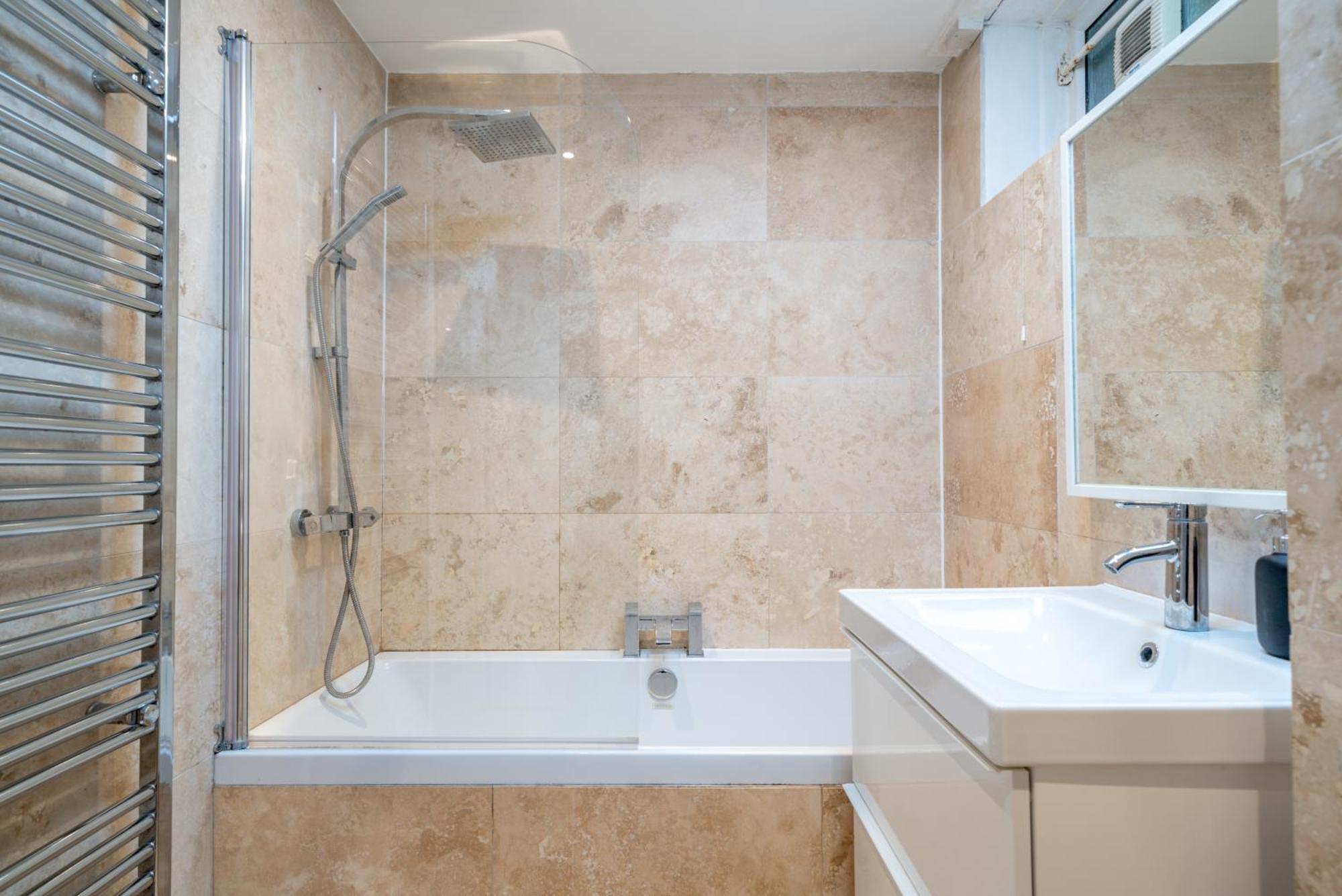 Modern & Spacious Canary Wharf Apartment, Prime Location, Balcony, Near O2, Excel, Airport & Greenwich Apartment London