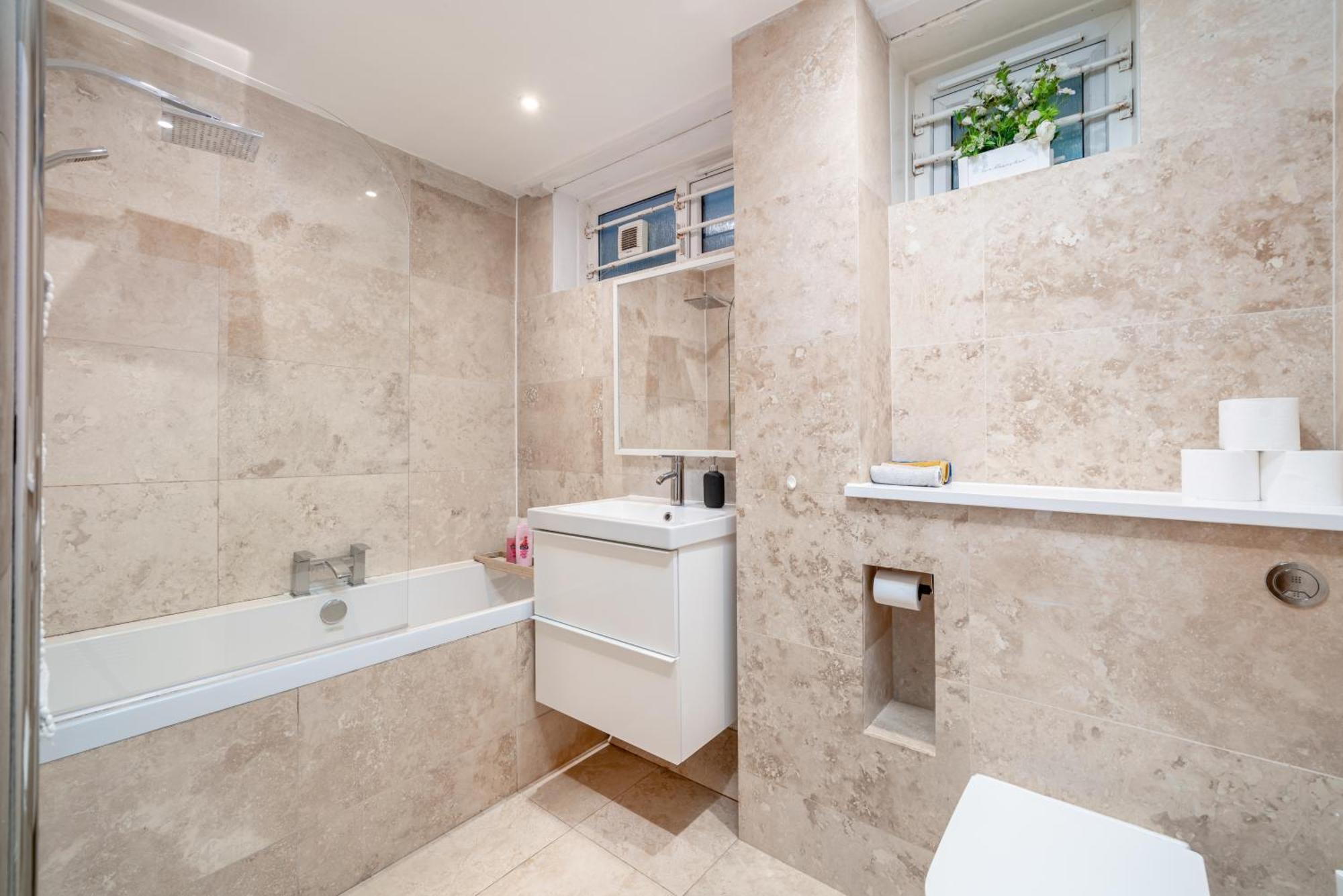 Modern & Spacious Canary Wharf Apartment, Prime Location, Balcony, Near O2, Excel, Airport & Greenwich Apartment *