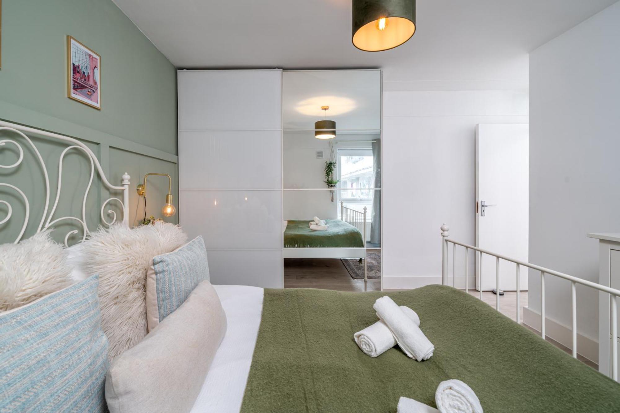 Modern & Spacious Canary Wharf Apartment, Prime Location, Balcony, Near O2, Excel, Airport & Greenwich Apartment *