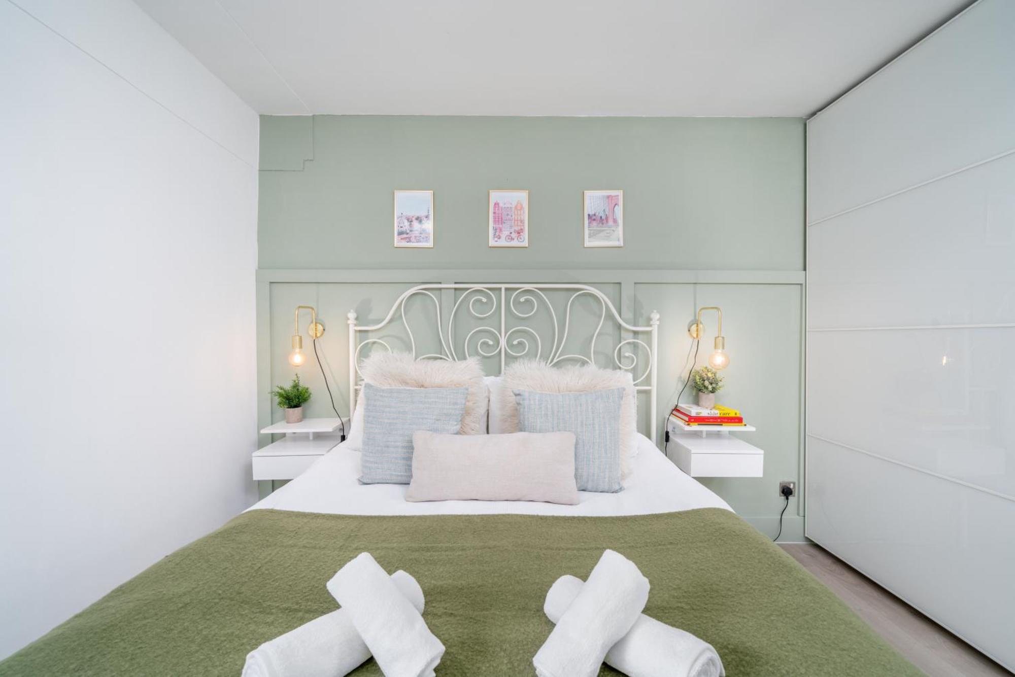 Modern & Spacious Canary Wharf Apartment, Prime Location, Balcony, Near O2, Excel, Airport & Greenwich Apartment London
