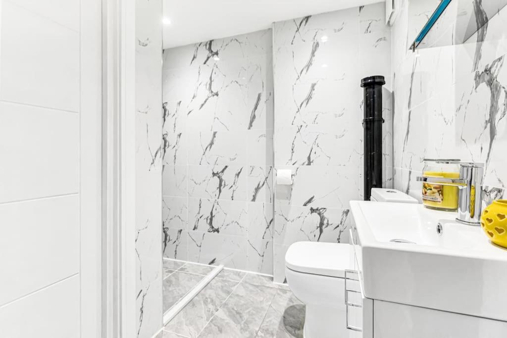 Luxstay Holland Park With Ac Apartment London