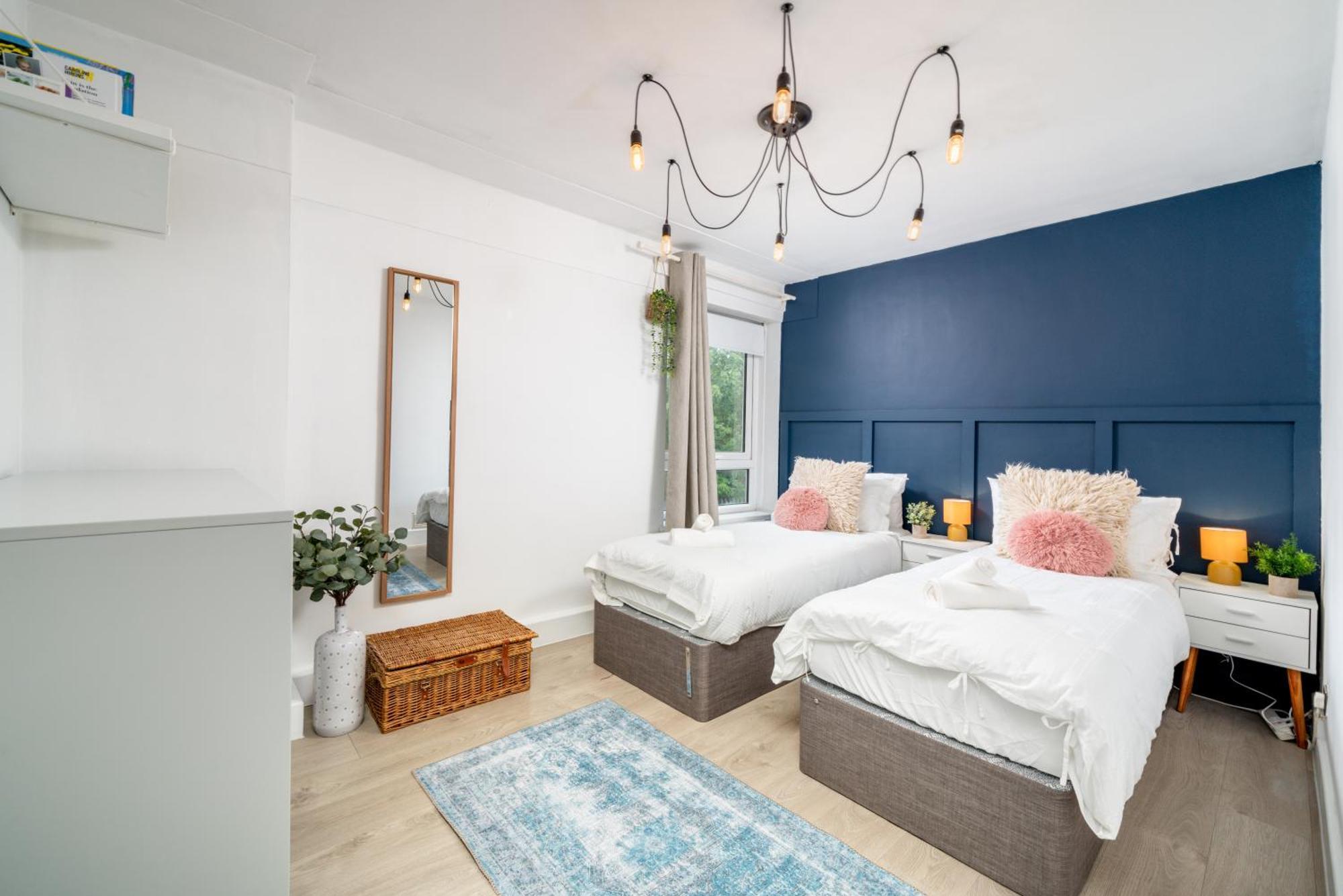 Modern & Spacious Canary Wharf Apartment, Prime Location, Balcony, Near O2, Excel, Airport & Greenwich London
