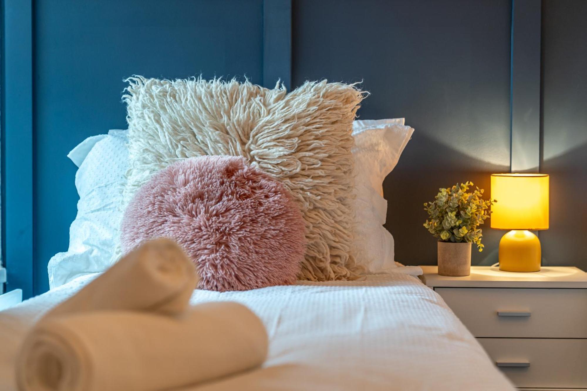 Modern & Spacious Canary Wharf Apartment, Prime Location, Balcony, Near O2, Excel, Airport & Greenwich Apartment London