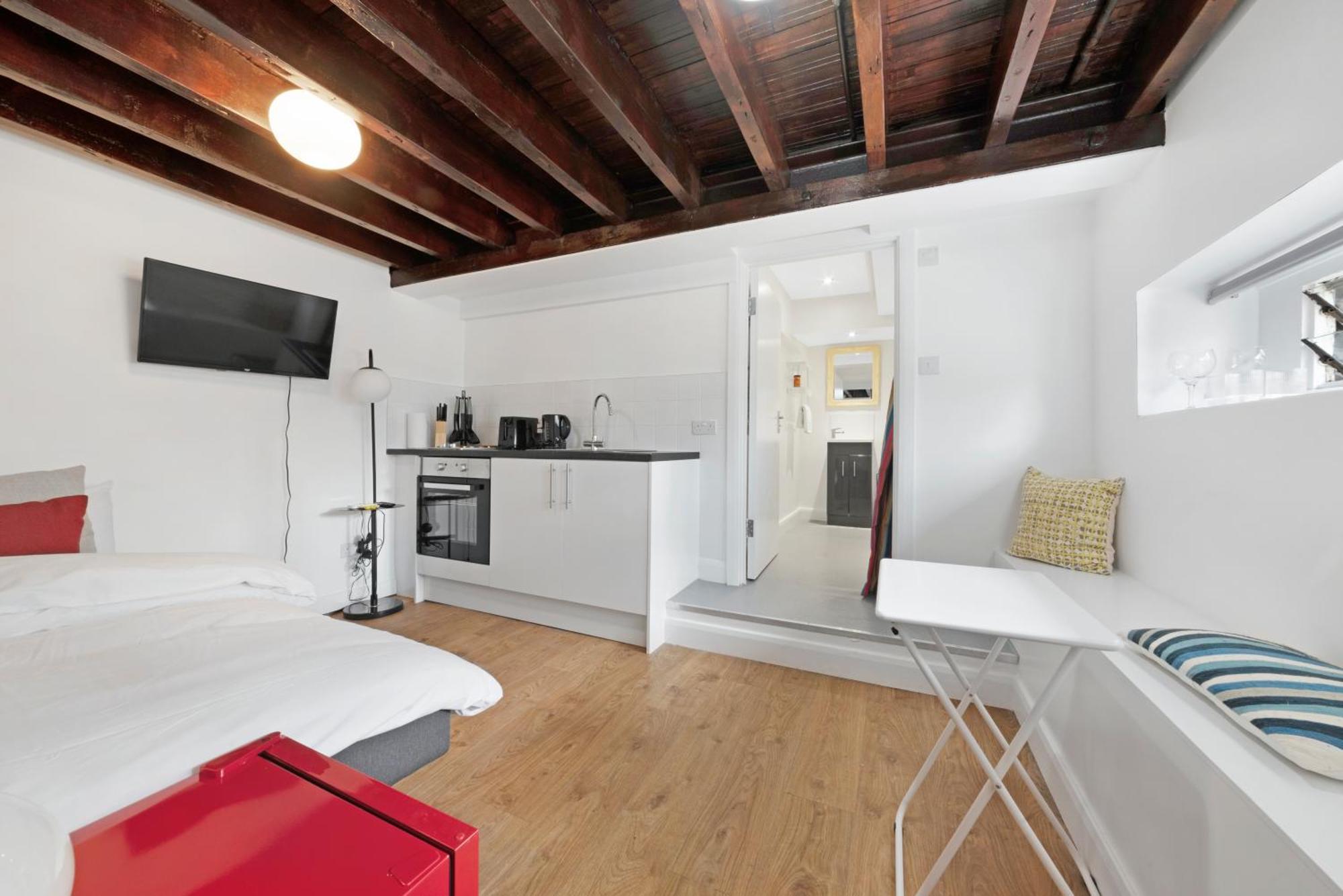 Archway Station Studio - Inexpensive Pied-a-terre Apartment *