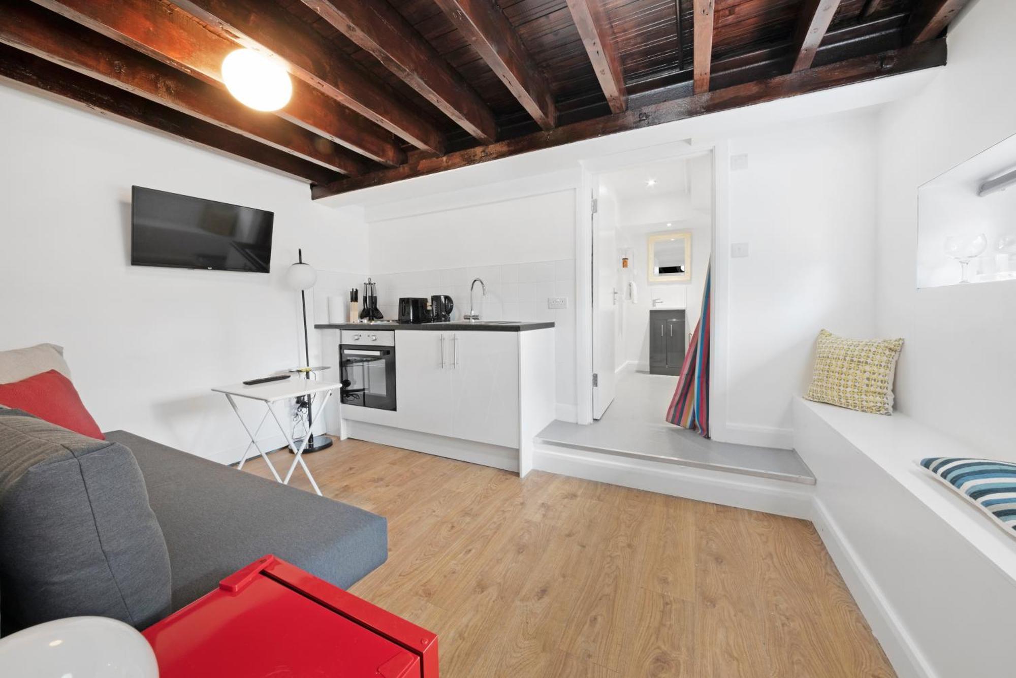 Archway Station Studio - Inexpensive Pied-a-terre Apartment *