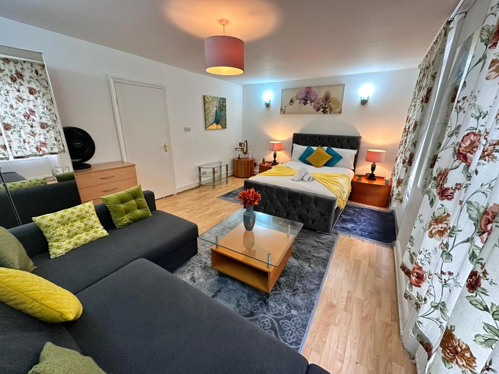 Bright Studio In Central Apartment
