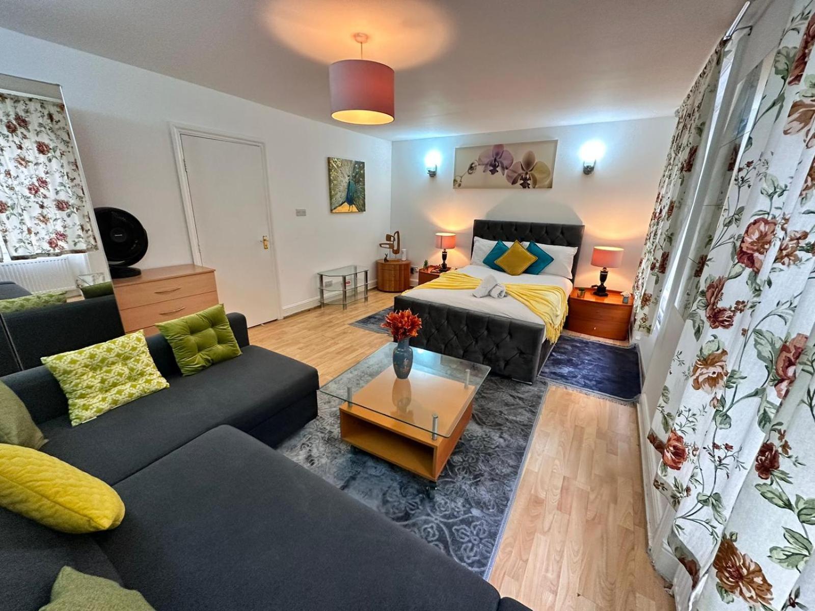 Apartment Bright Studio In Central *