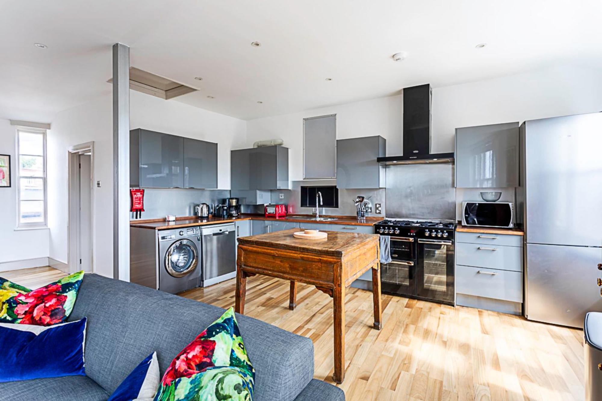 Contemporary Open Plan Penthouse Apartment *