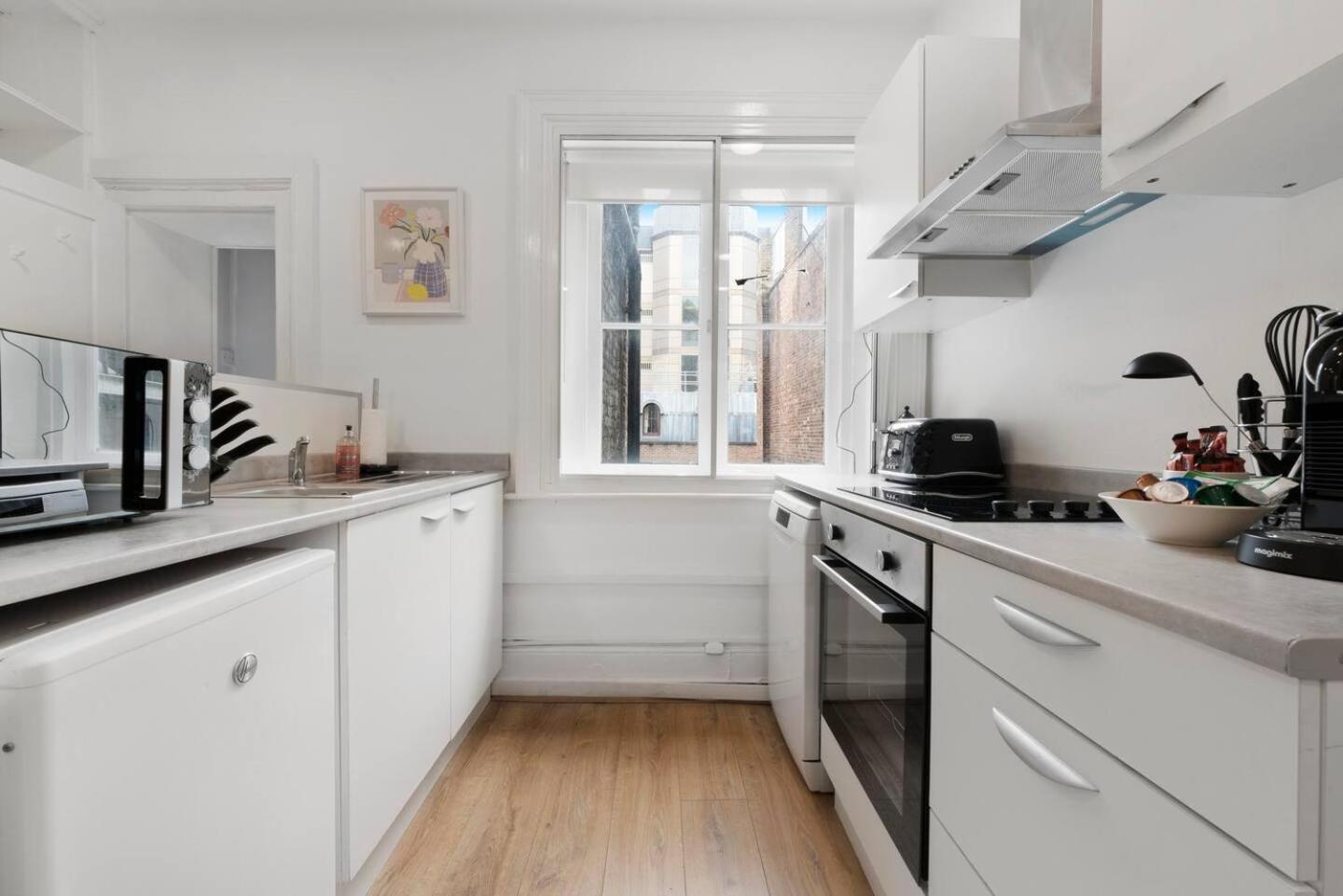 2 Bed Piccadilly 3 Apartment London