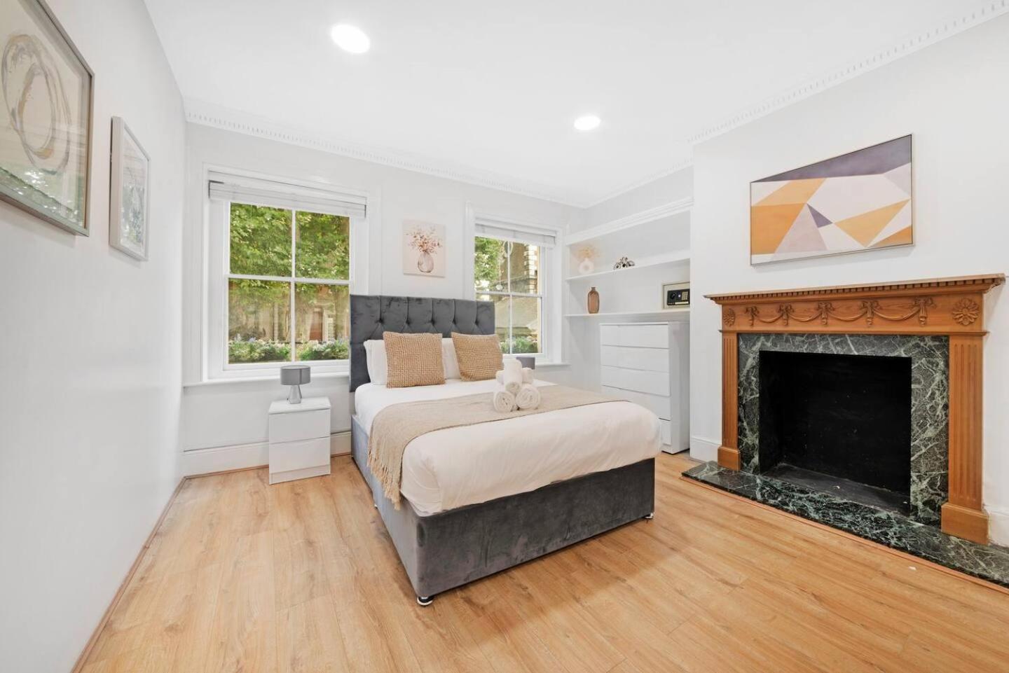 2 Bed Piccadilly 3 Apartment London
