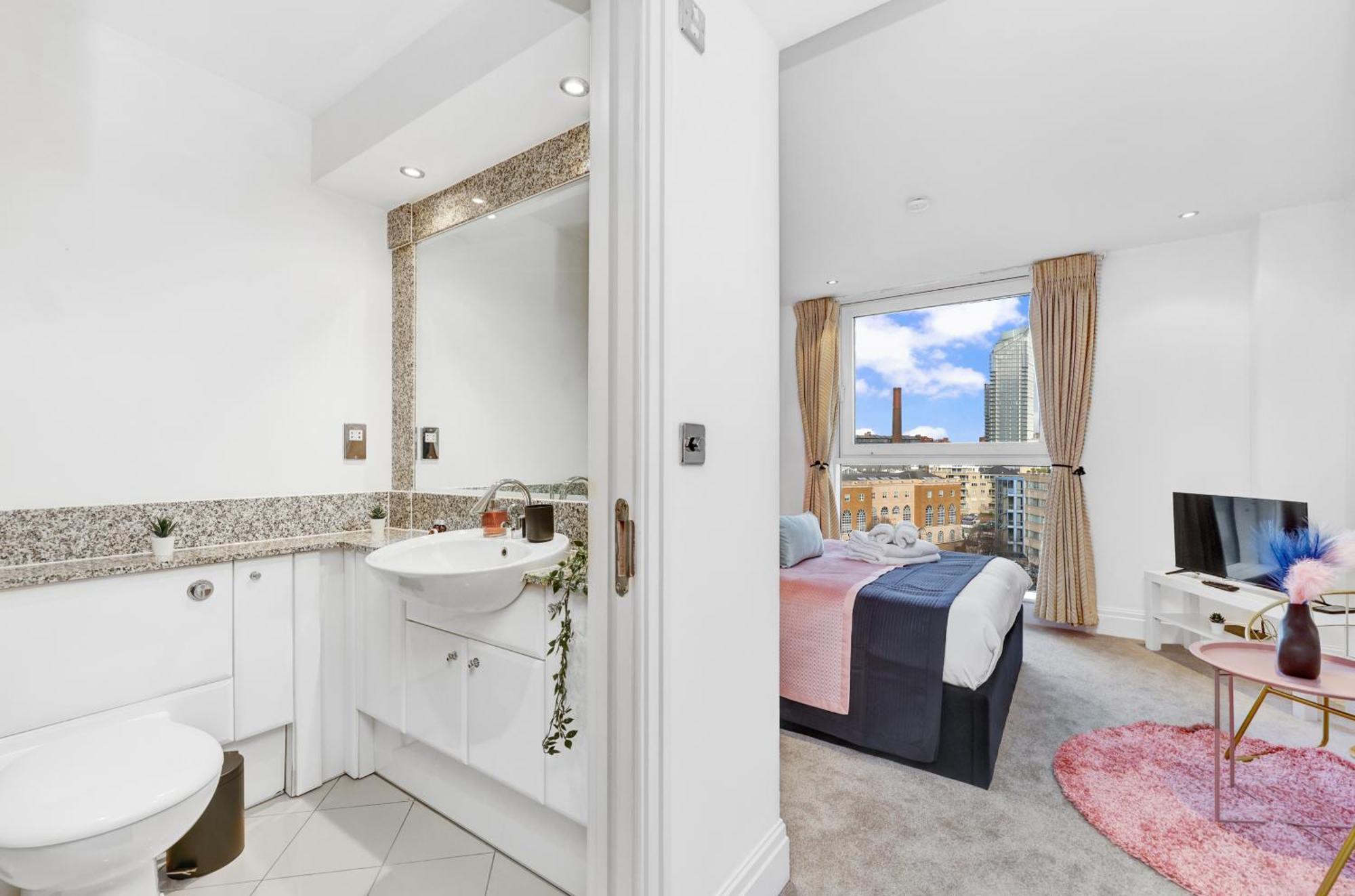 Apartment Sleeps 8, Parking, River Views, Chelsea 3 Bdr *