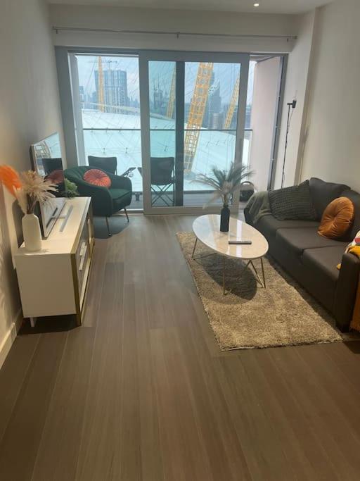 Lushpen - O2 Arena Apartment
