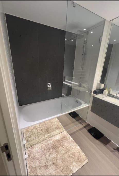 Lushpen - O2 Arena Apartment *