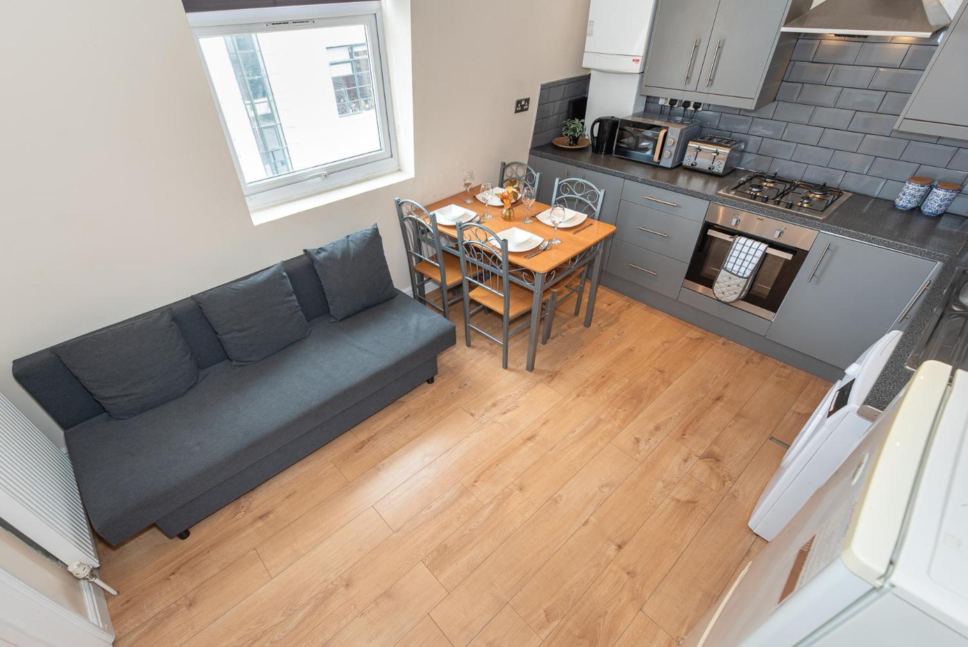 Lovely 3 Bed In The City Of Apartment