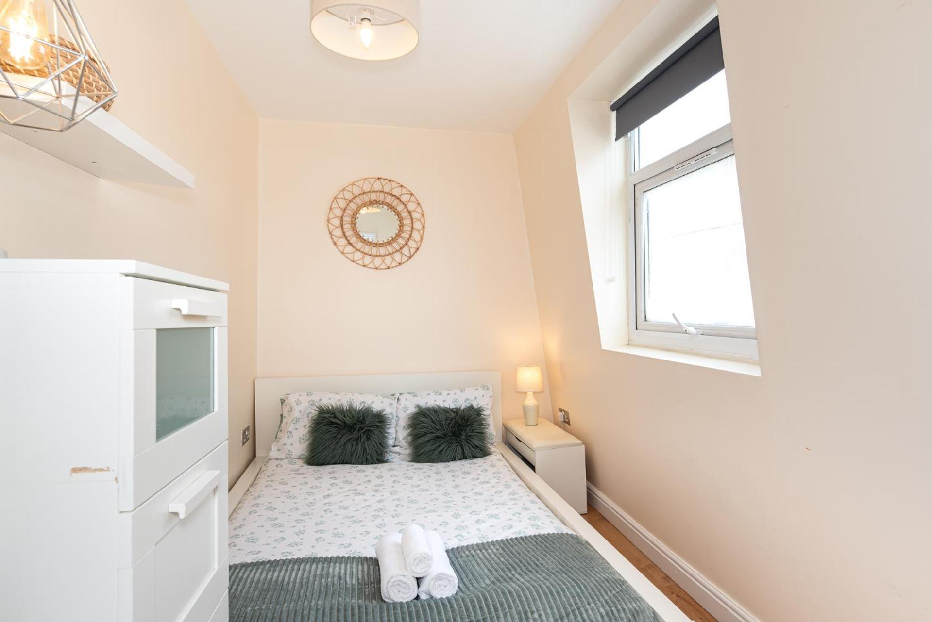 Lovely 3 Bed In The City Of Apartment *