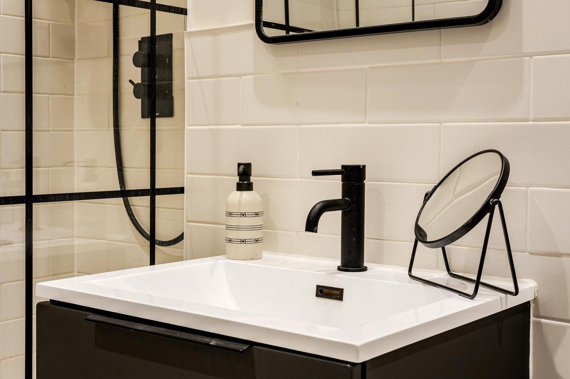 Upscale Riverfront 1br Flat, Prestigious Battersea Apartment