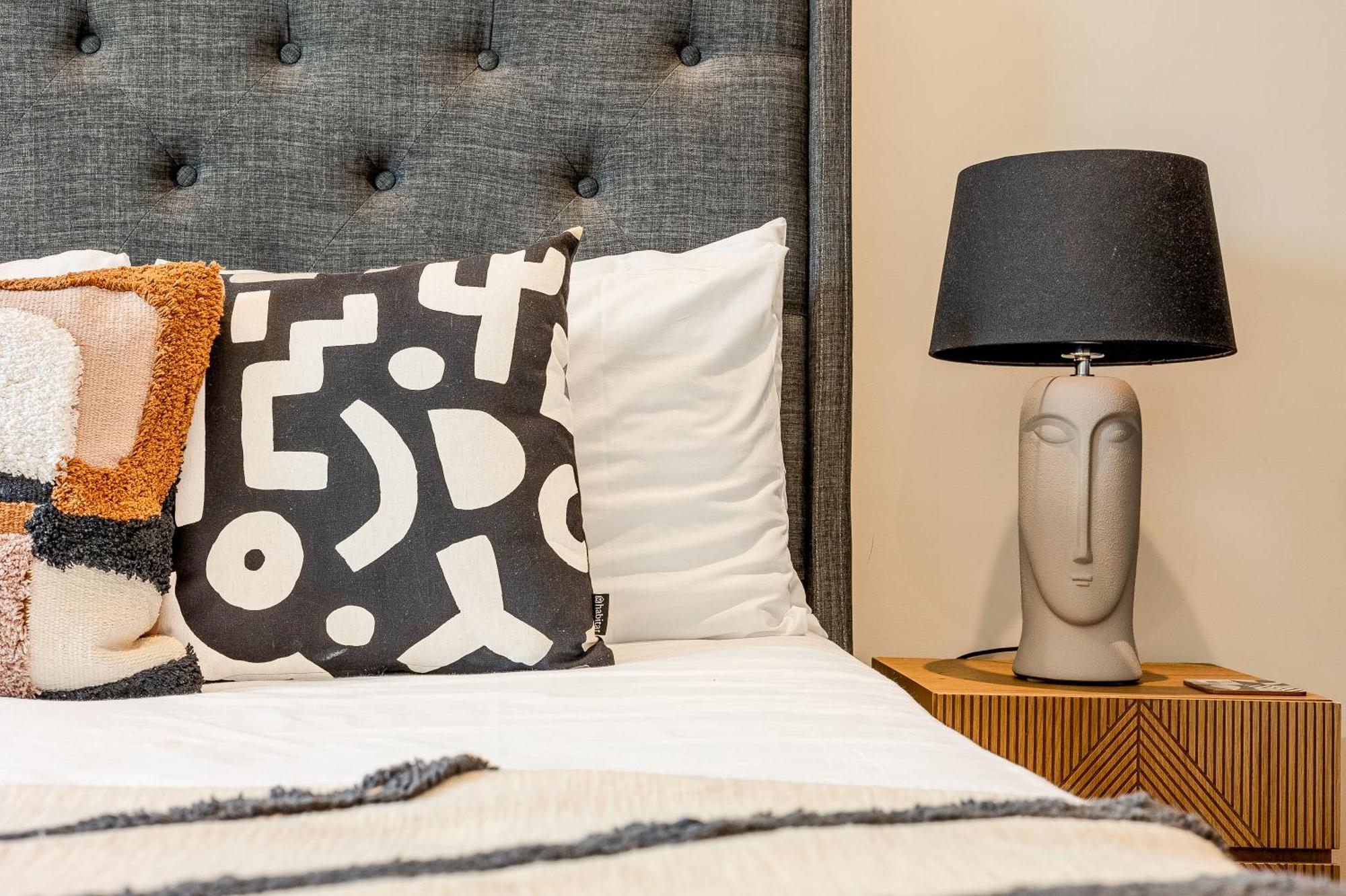 Upscale Riverfront 1br Flat, Prestigious Battersea Apartment London