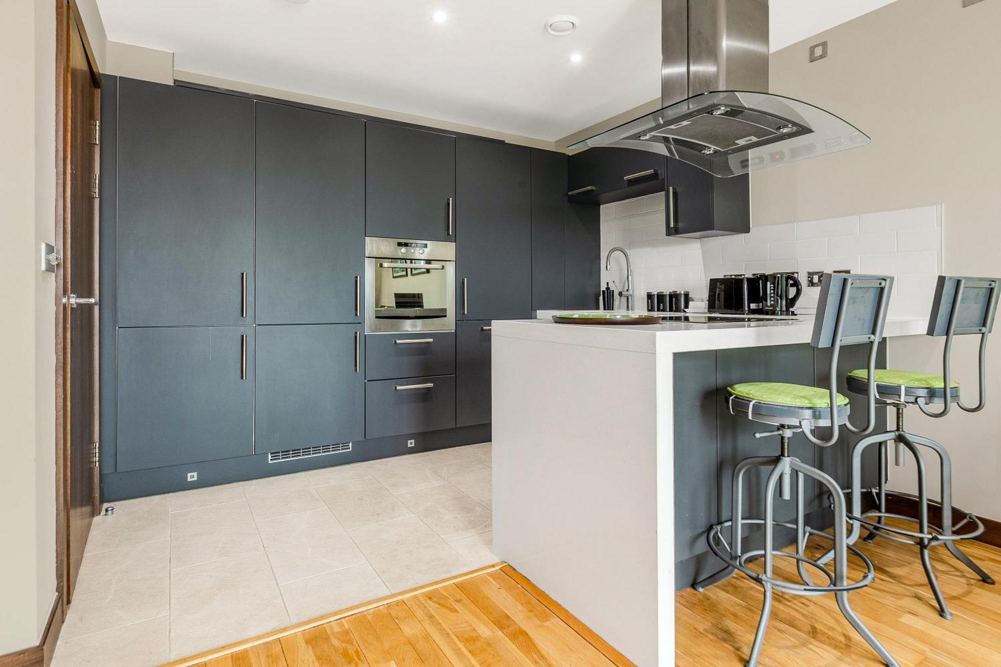 Upscale Riverfront 1br Flat, Prestigious Battersea Apartment