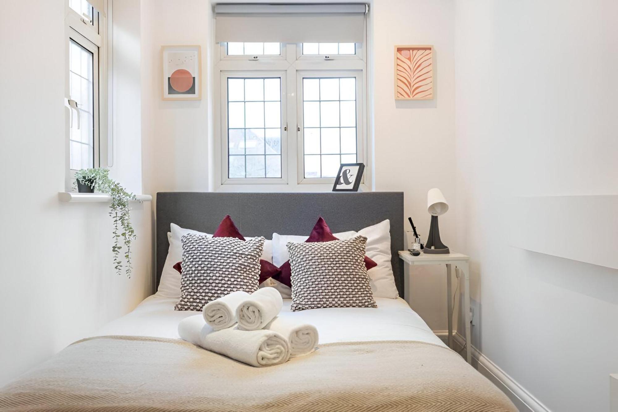 Sleek Loft Living Minimalist Urban Escape Londres