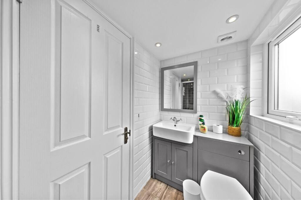 Charming Leytonstone 5 Bed - Apartment *