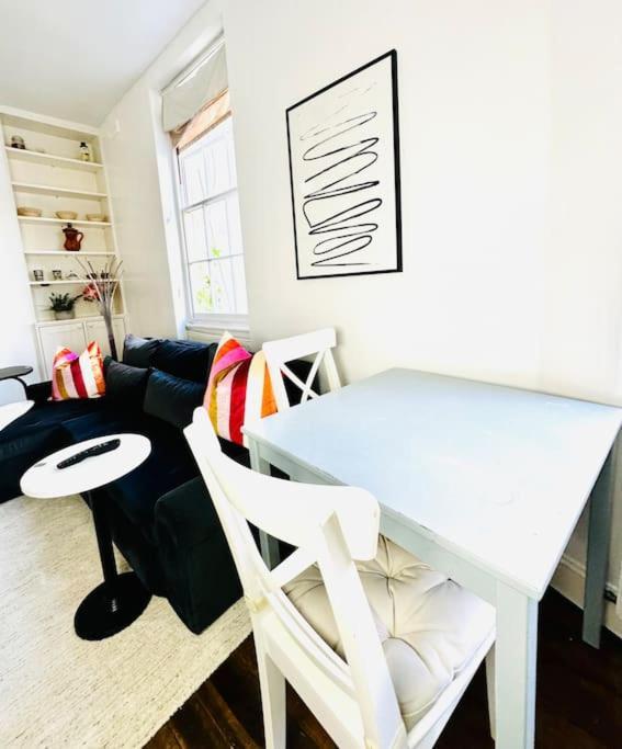 Quiet Beautiful 4 Person Camden Flat W Kitchen Apartment London