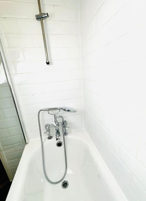 Apartment Quiet Beautiful 4 Person Camden Flat W Kitchen *