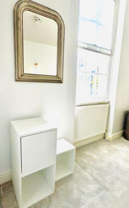 Quiet Beautiful 4 Person Camden Flat W Kitchen London