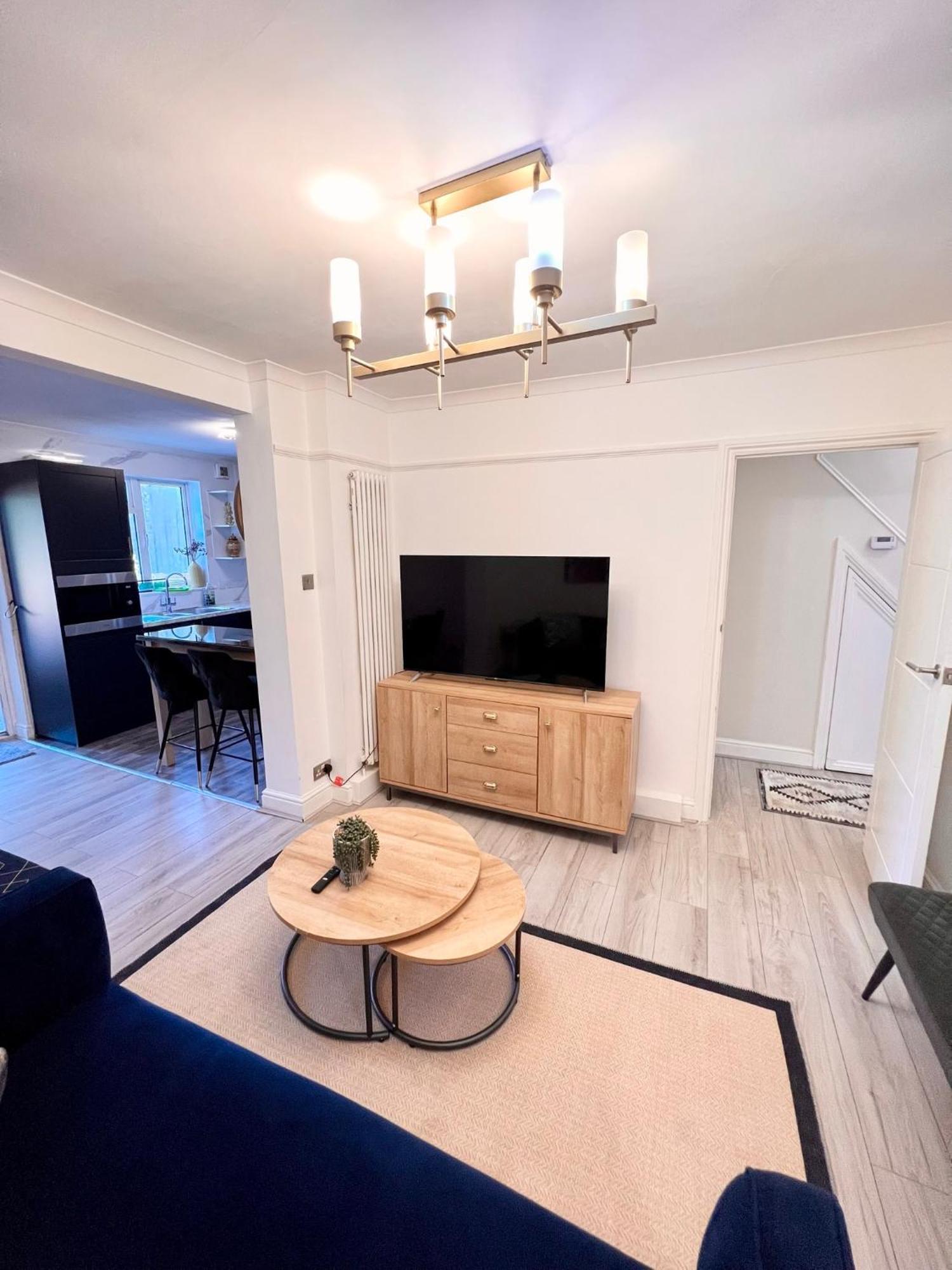 Casa de férias Modern 2 Bed Near Mall And Parking Londres